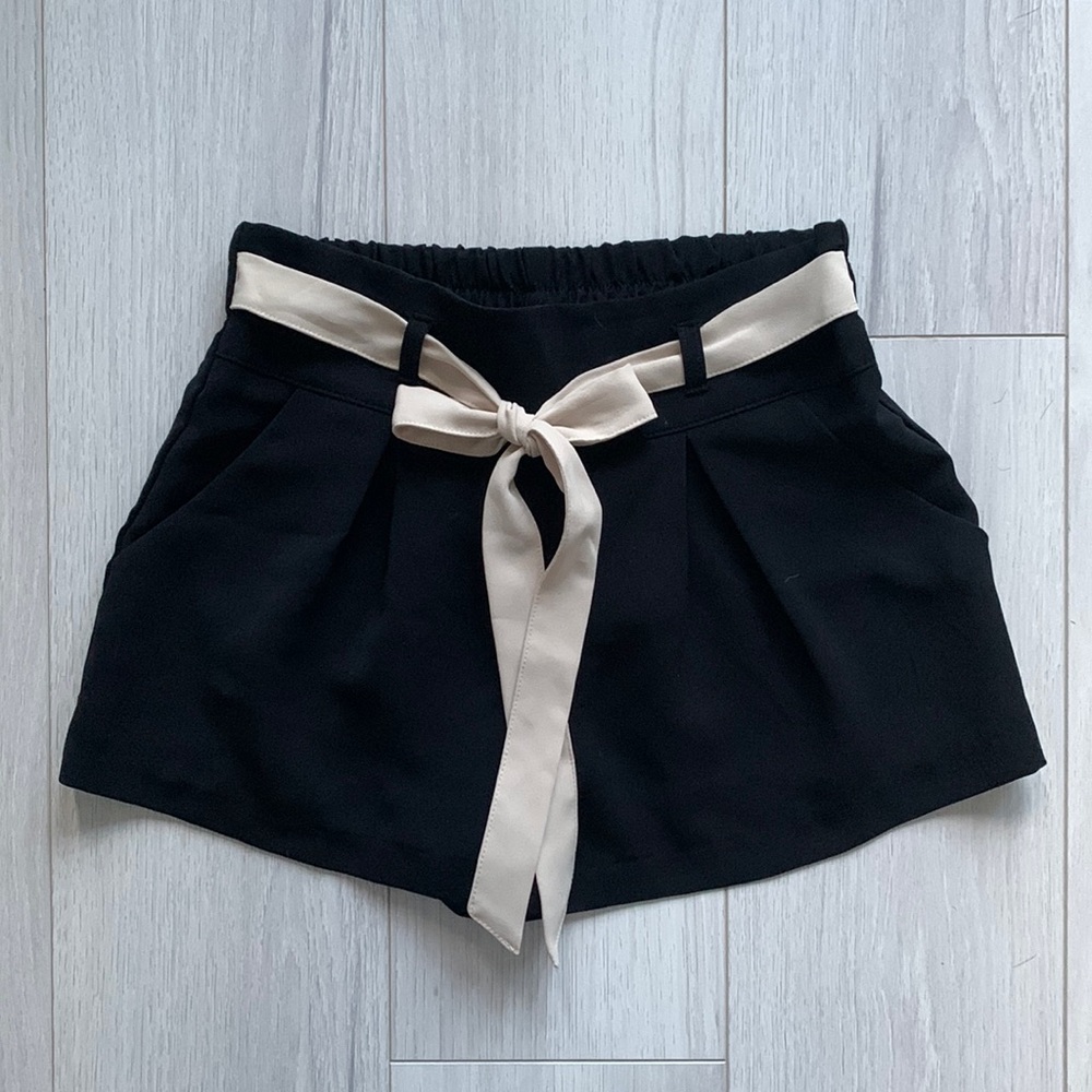 🎀 XXI Forever 21 black high waist silk shorts with cream bow